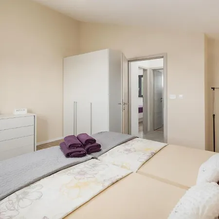 Amazing In With Kitchen * Pula